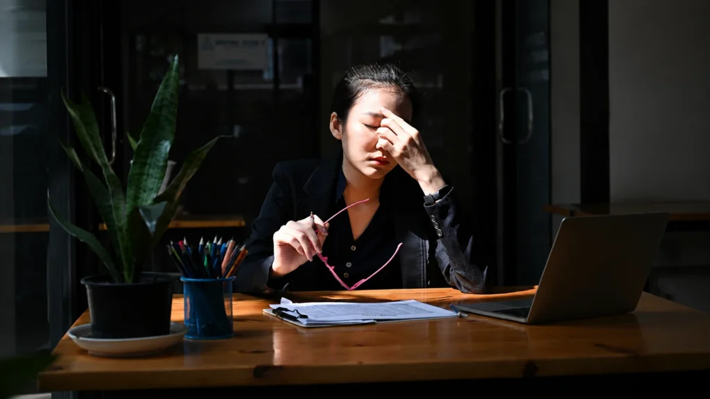 Employé épuisé devant son travail